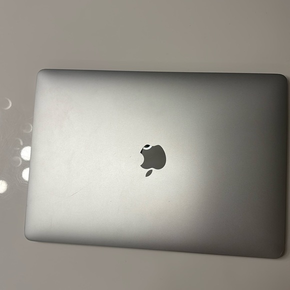 MacBook Pro 13-inch, 2017, four thunderbolt 3 ports